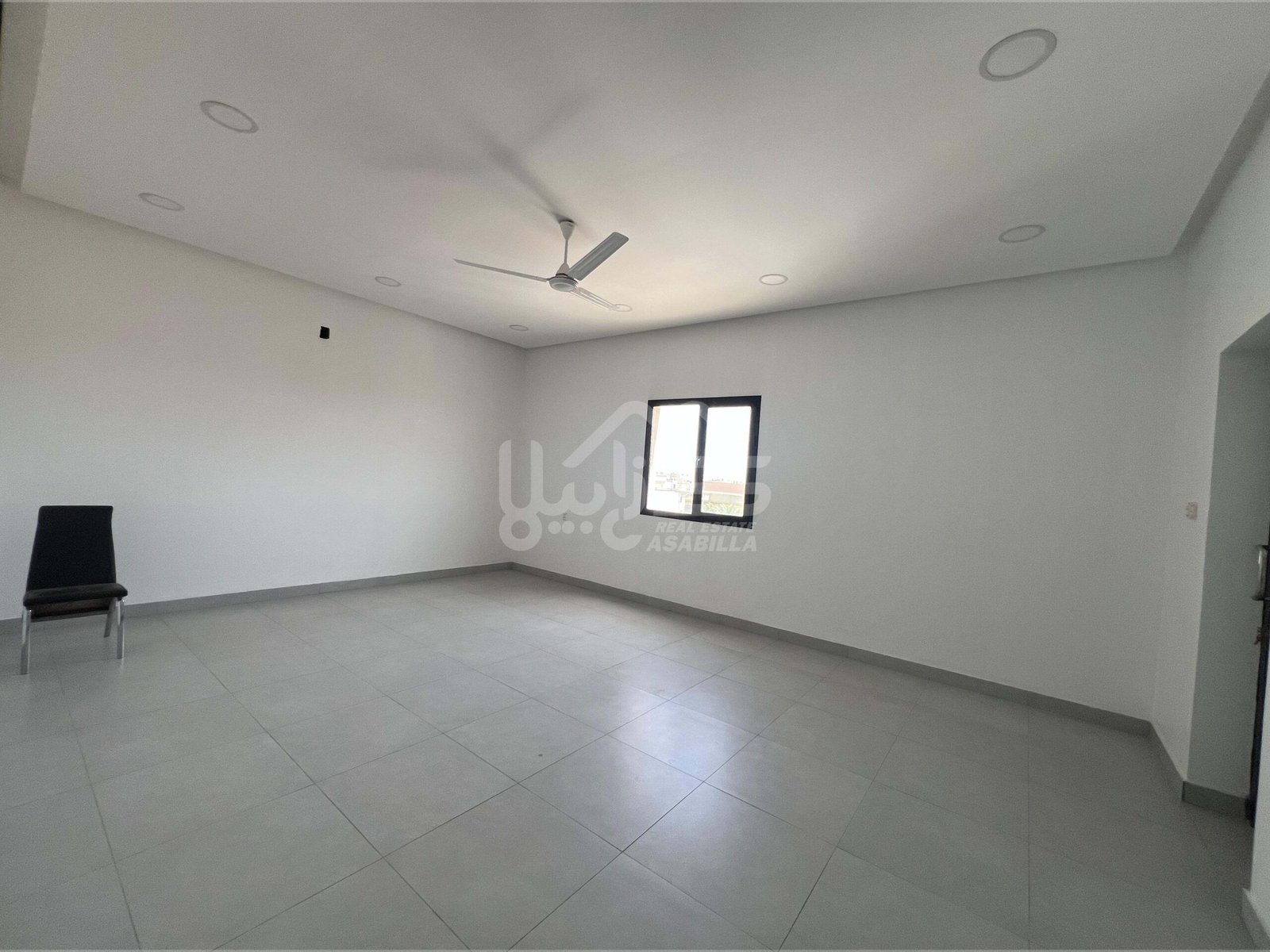 للإيجار: شقة عصرية (سكن أول) في سند - موقع حيوي بالقرب من نستو